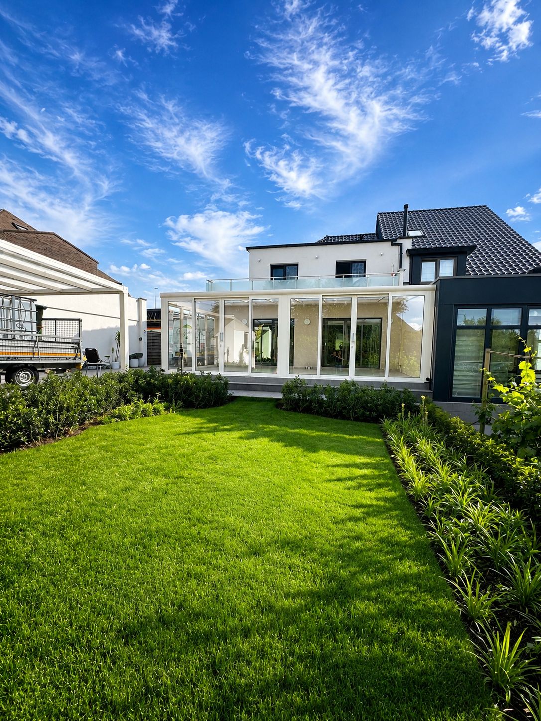 Glas-Veranda an modernem Einfamilienhaus