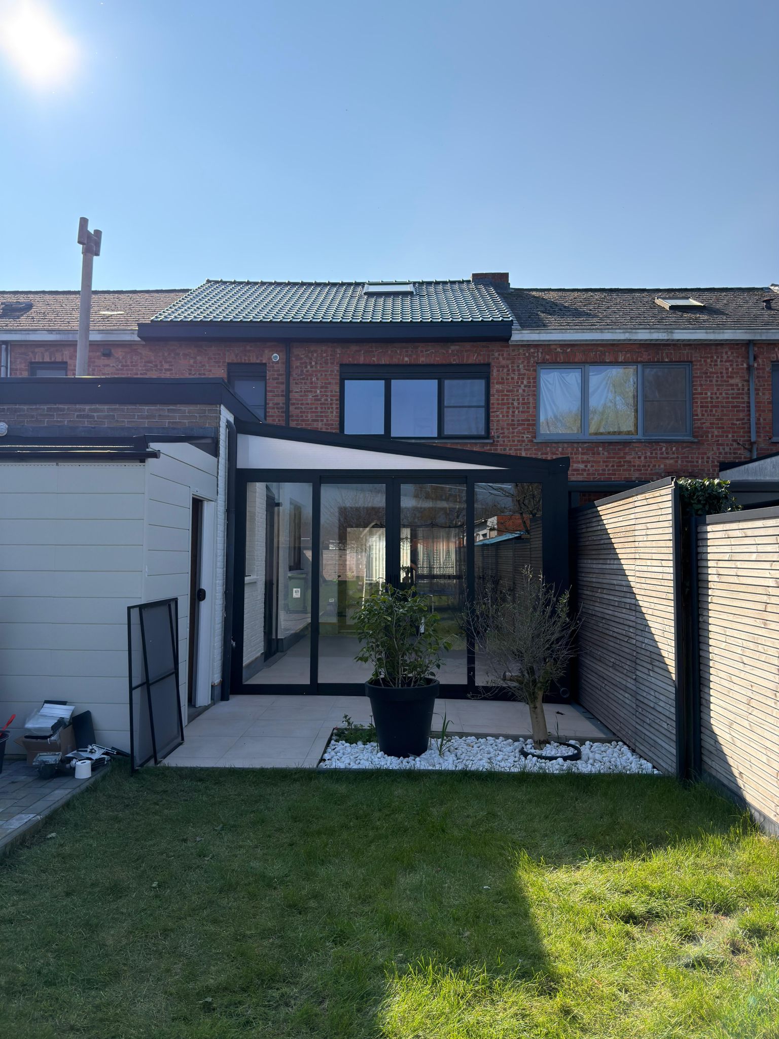 Kompakte Glas-Veranda am Reihenhaus