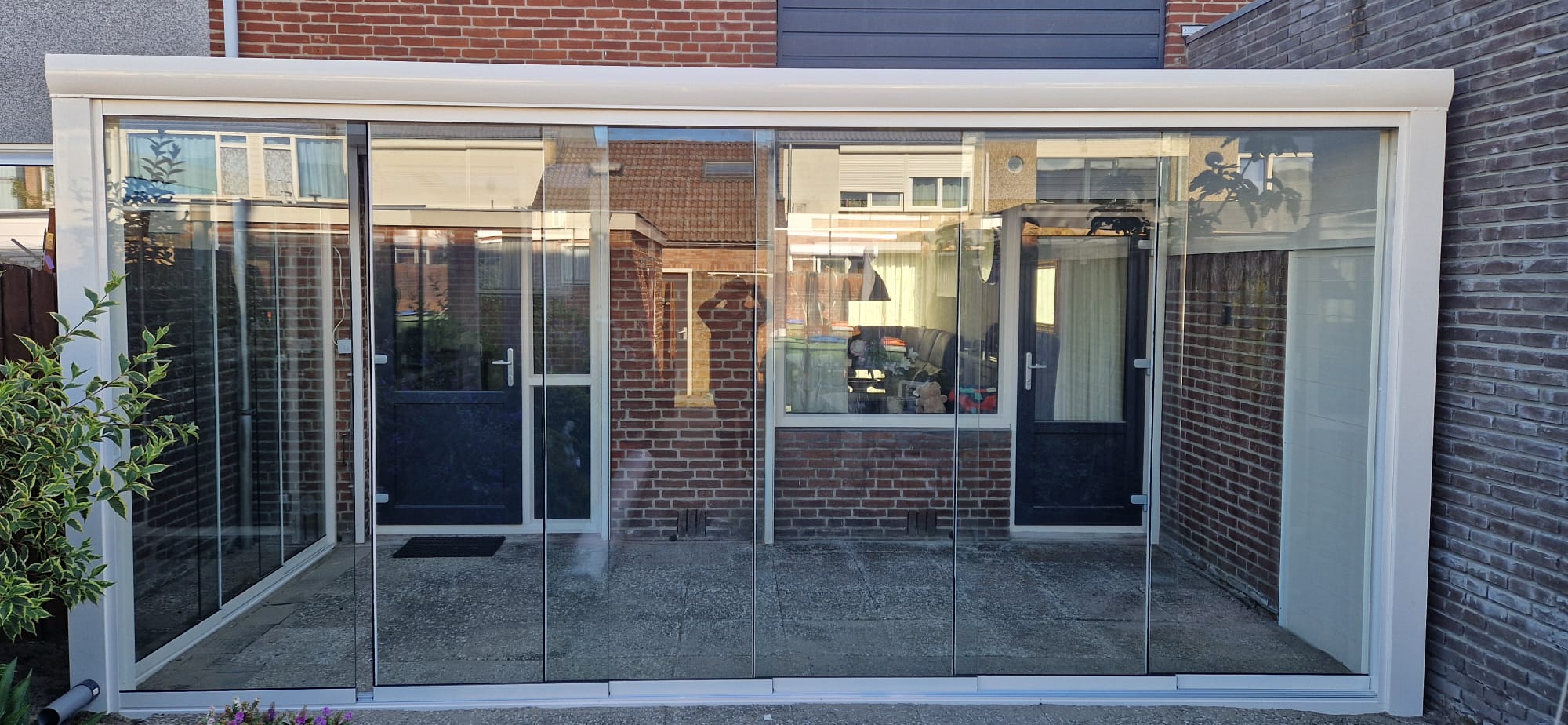 Veranda in Weiß mit Glas-Schiebewänden