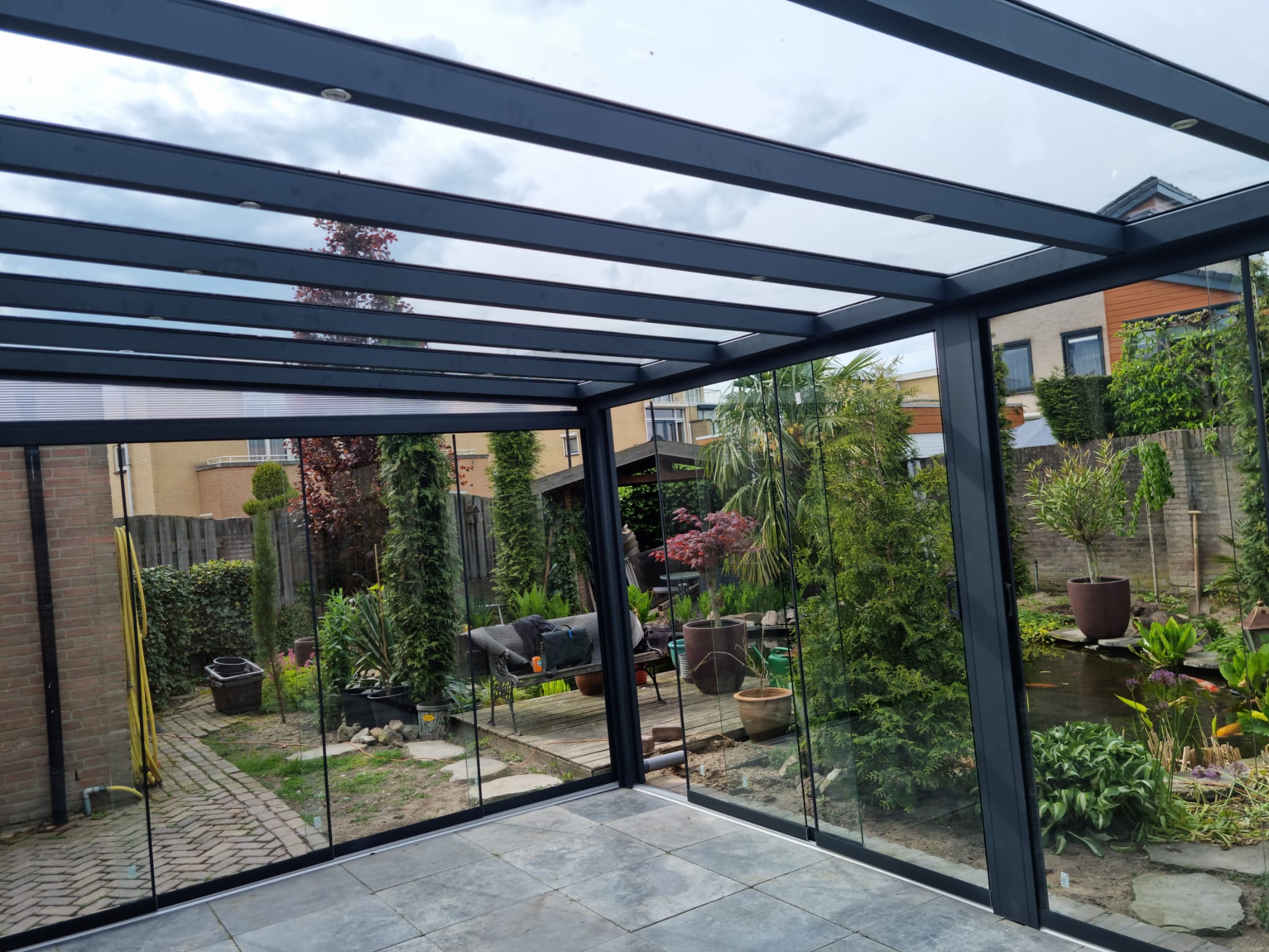 Überdachung mit Blick in den Garten