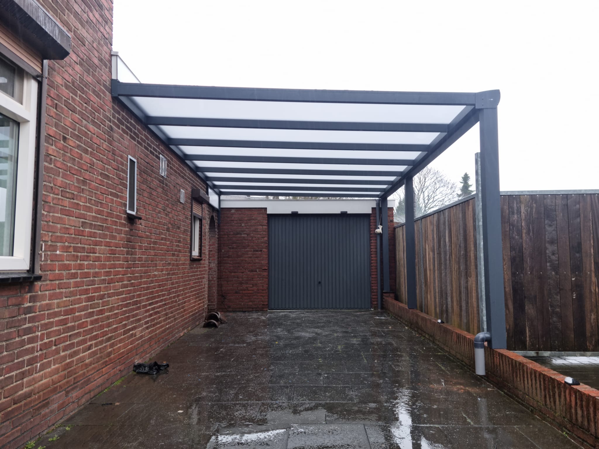 Carport-Überdachung an der Einfahrt