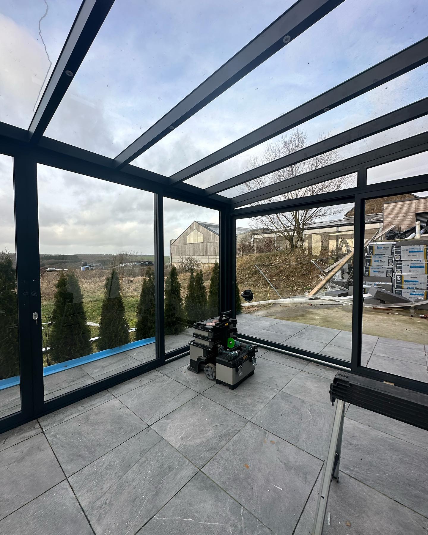 Innenansicht: Veranda mit Glasdach und Schiebetüren